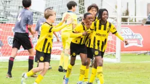 Partido de fútbol base durante la Costa de la Luz Champion Cup 2025 en Huelva