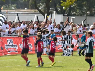 Partido de fútbol base durante la Costa de la Luz Champion Cup 2025 en Huelva