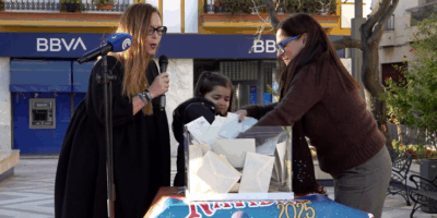 Isla Cristina premia las compras locales con viajes a Disneyland París, Warner e Isla Mágica