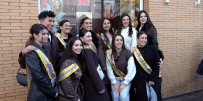 Isla Cristina inaugura los tradicionales escaparates del Carnaval con los rostros de sus Cortes de Honor