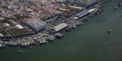 Un hombre resulta herido leve tras el incendio de un barco en Isla Cristina