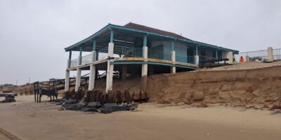 La borrasca Leonardo causa estragos en Isla Cristina: el chiringuito La Sardina, afectado por lluvias, viento y oleaje