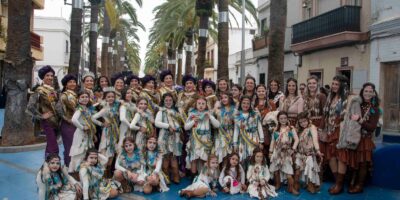 Pueblo Salvaje desata la fiesta en el Martes de Disfraces de Isla Cristina