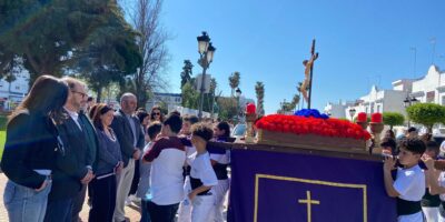 Los escolares del CEIP Nuestra Señora del Carmen llenan de emoción las calles con su procesión de Cuaresma