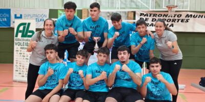 Pedro Vicente y Javier López, campeones provinciales cadetes de voleibol con el SD Ayuntamiento de Lucena del Puerto