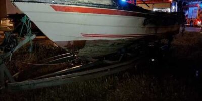 Un incendio calcina una lancha en un descampado de Isla Cristina durante la madrugada