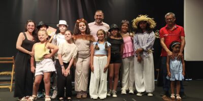 “El Gran Viaje a Oz” emociona al público con el taller infantil de Ananké Teatro de Isla Cristina